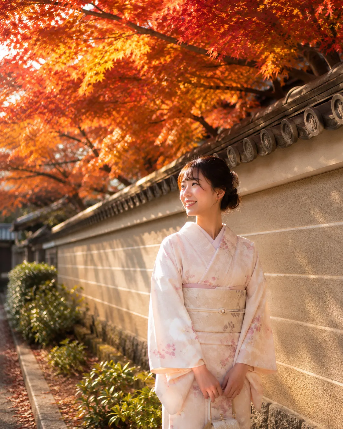 紅葉の下で微笑む着物姿の女性