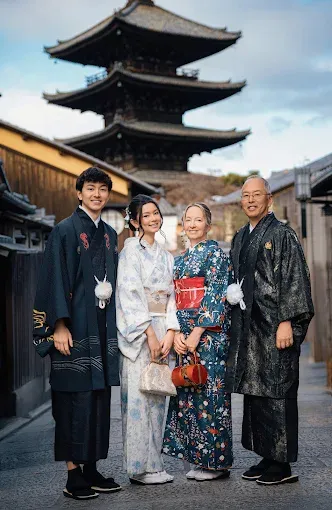 Family of four in kimono in front of the five-story pagoda